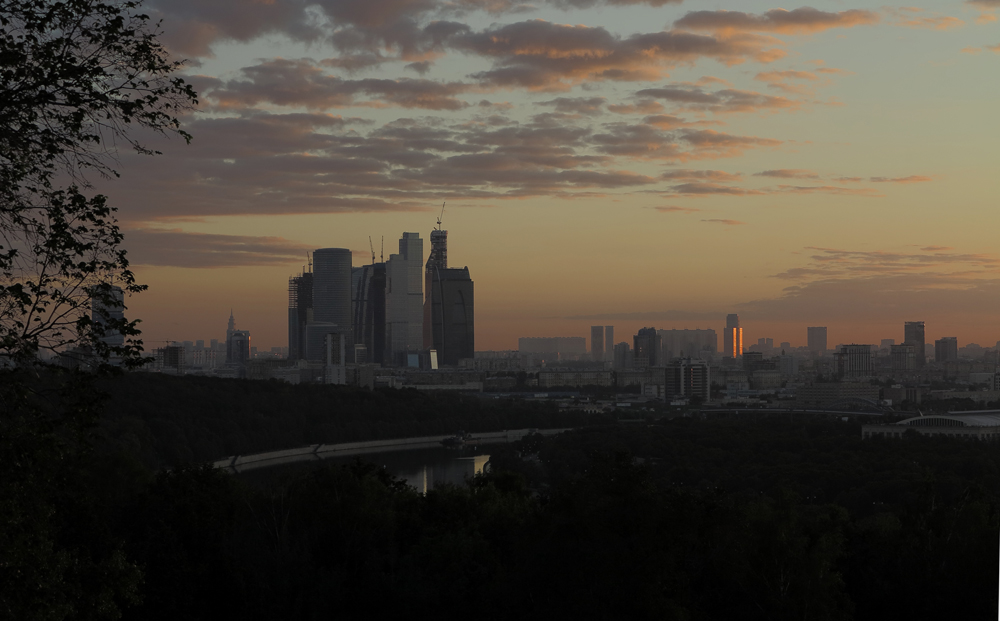 Москва сити перед рассветом